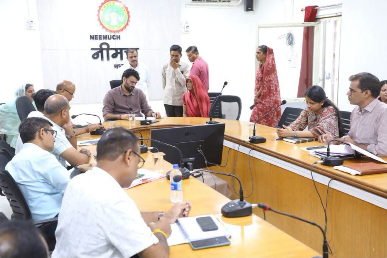 कलेक्टर ने आयोजित जनसुनवाई में सुनीं आवेदकों की समस्याएं
