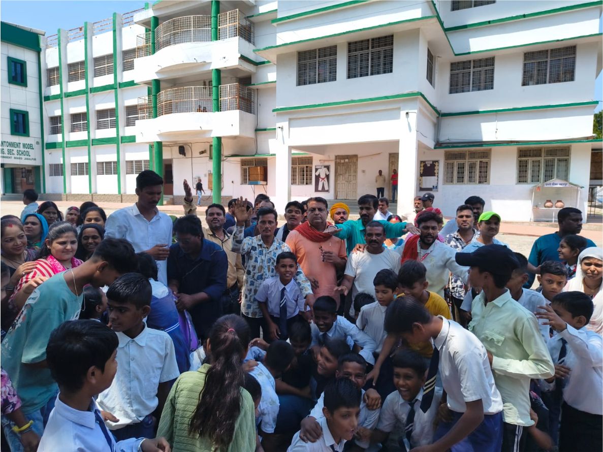 स्कूल के तुगलकी फरमान का विरोध, अभिभावकों में आक्रोश,मासूम बच्चे असमंजस में