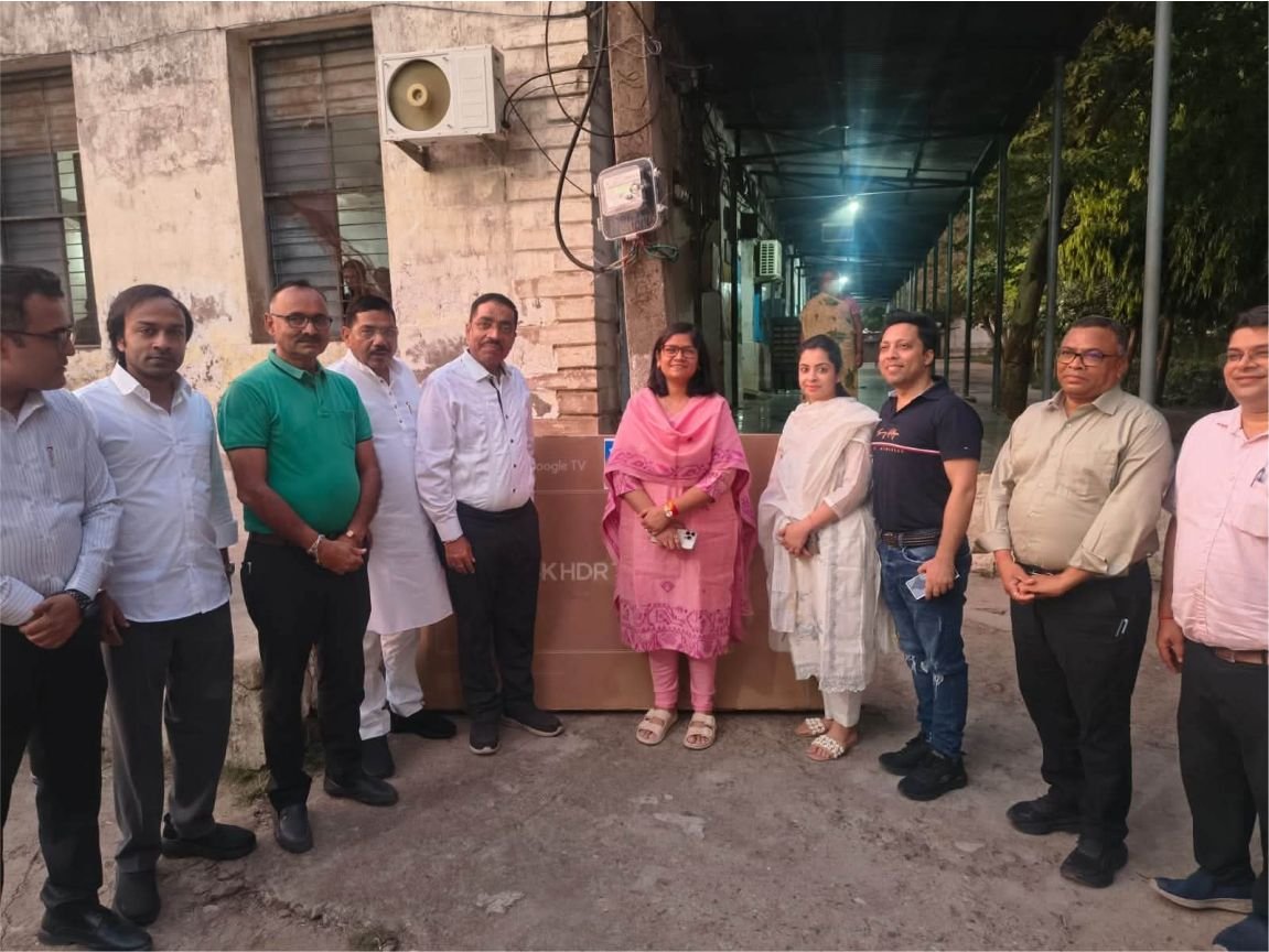 सामाजिक सरोकार की मिसाल: व्यापारियों ने मर्सी होम के बच्चों को भेंट किया एलईडी टीवी
