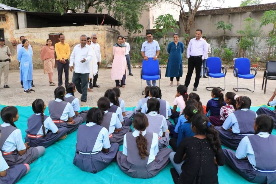 संभागायुक्त ने वीरांगना रानी दुर्गावती शासकीय कन्या आश्रम,पेटलावद का निरीक्षण कर छात्राओं से किया आत्मीय संवाद