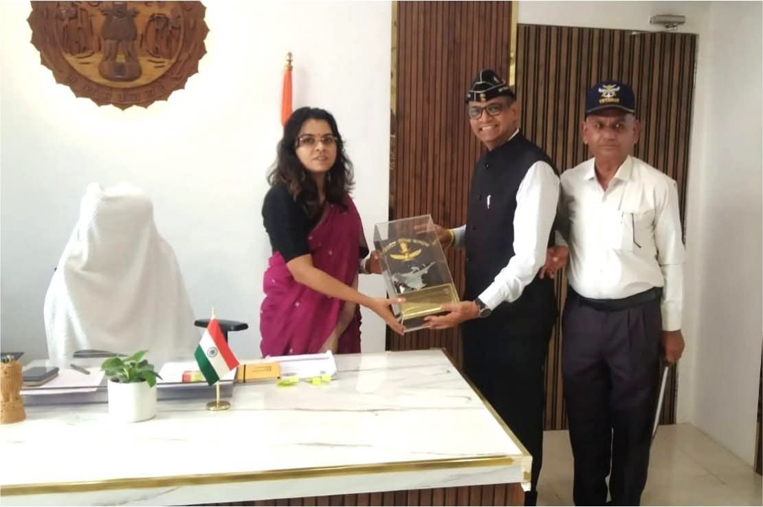सशस्त्र सेना झण्डा दिवस में शाजापुर जिले द्वारा लक्ष्य से अधिक धनराशि का सहयोग करने पर राज्यपाल द्वारा कलेक्टर शाजापुर सुश्री बाफना का सम्मान