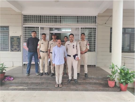 छात्राओं से छेड़छाड़ के आरोप में शिक्षक गिरफ्तार, 5 हजार का था इनाम