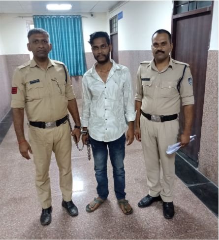 तलवार से गाड़ियों के कांच फोड़े, 10 हजार की अड़ी डाली