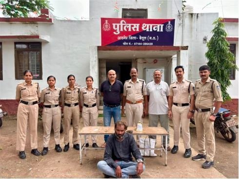 शिव मंदिर से कांसे का घंटा चोरी, आठनेर पुलिस ने आरोपी को दबोचा; 4 किलो का घंटा बरामद