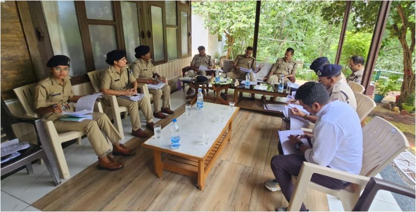 अपराधों पर शिकंजा कसने IG की दो टूक, लंबित मामलों के शीघ्र निराकरण के निर्देश