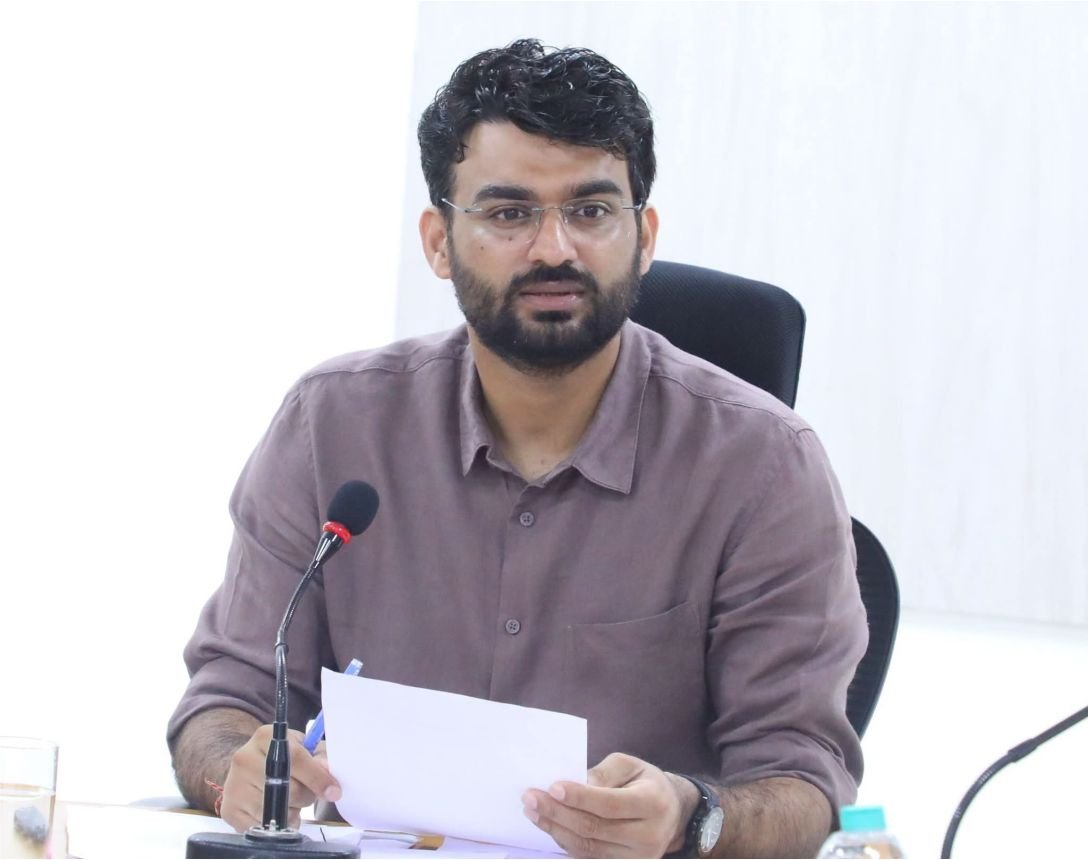 अवैध खनिज परिवहन पर कलेक्टर की सख्ती, 8 प्रकरणों में ₹4.09 लाख से अधिक की शास्ति