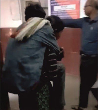 स्ट्रेचर नहीं मिला तो बहन ने पीठ पर उठाया बीमार भाई