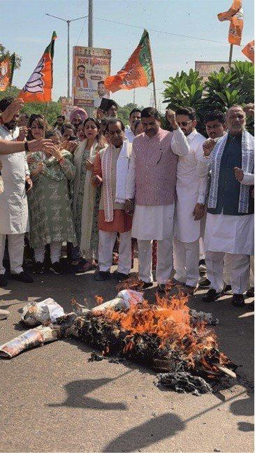 पंचकूला में राहुल गांधी का पुतला फूंककर भाजपा का प्रदर्शन, कांग्रेस सांसद के इस्तीफे की मांग