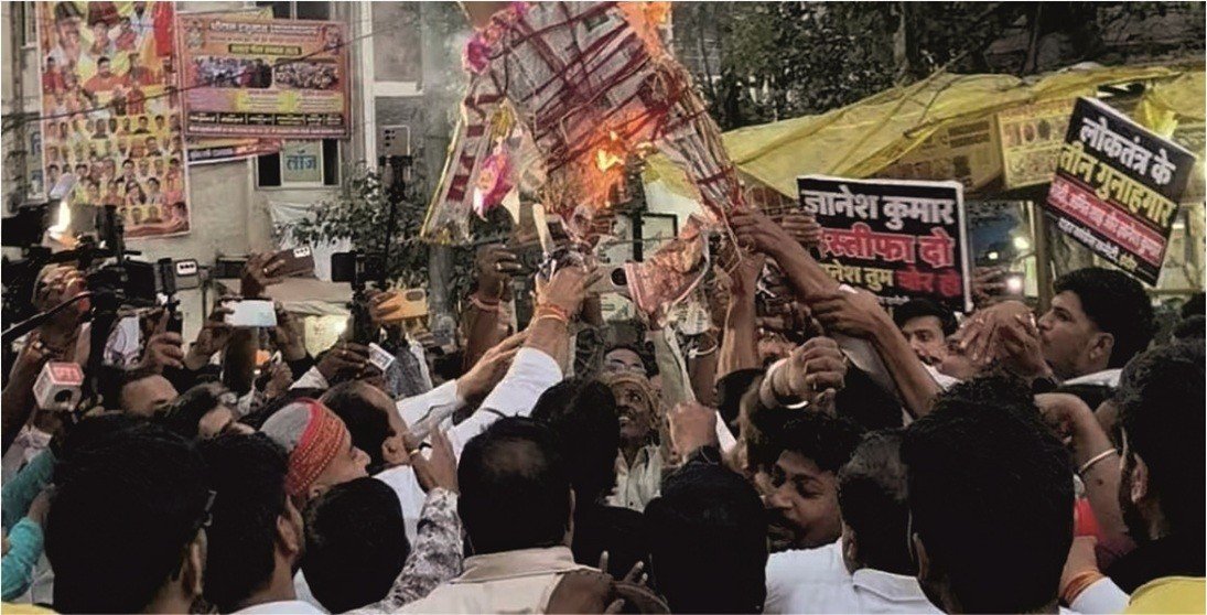 इंदौर में कांग्रेस का विरोध प्रदर्शन, CEC के पुतला दहन पर पुलिस से भिड़े कार्यकर्ता